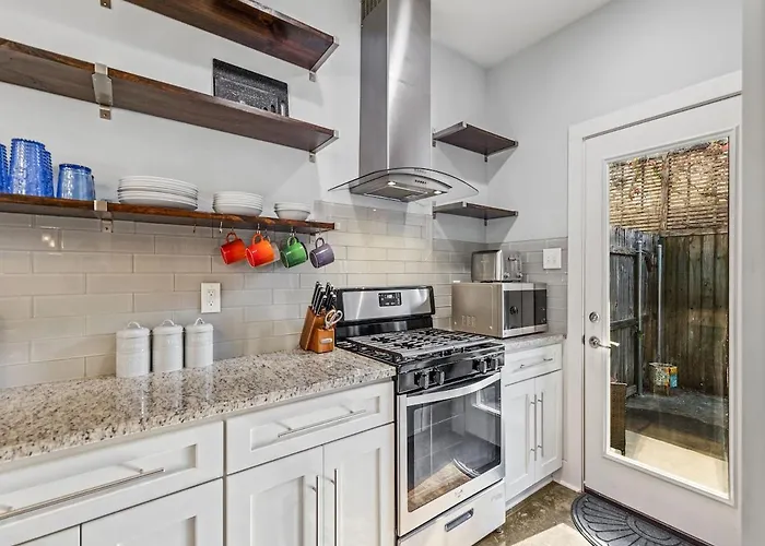 Apartment Cozy 3 Bedroom Townhome, Located With A Garage