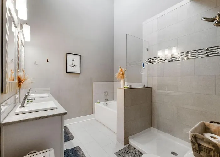 Cozy 3 Bedroom Townhome, Located With A Garage Apartment