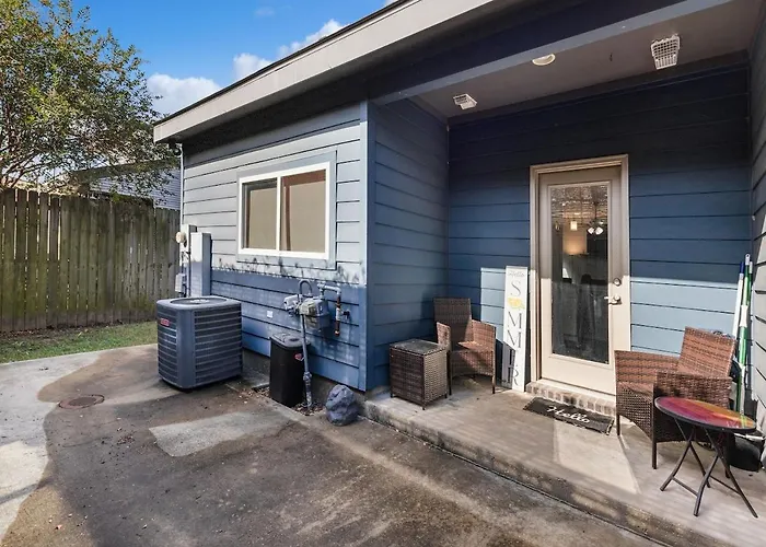 Cozy 3 Bedroom Townhome, Located With A Garage Apartment
