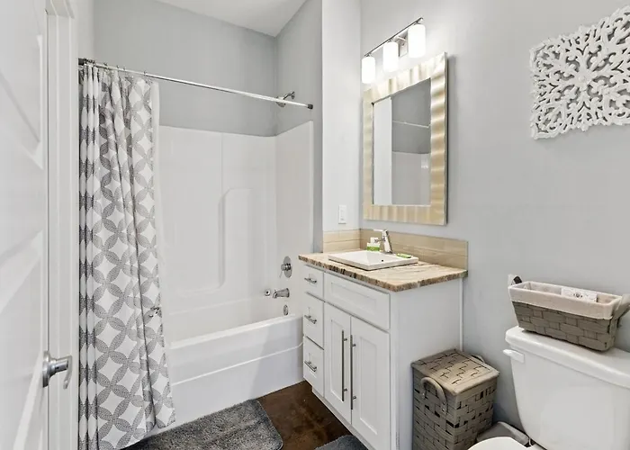 Cozy 3 Bedroom Townhome, Located With A Garage Apartment