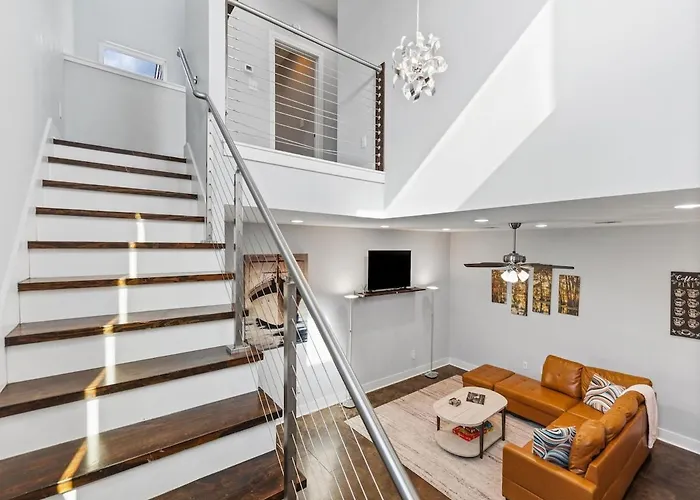 Cozy 3 Bedroom Townhome, Located With A Garage *