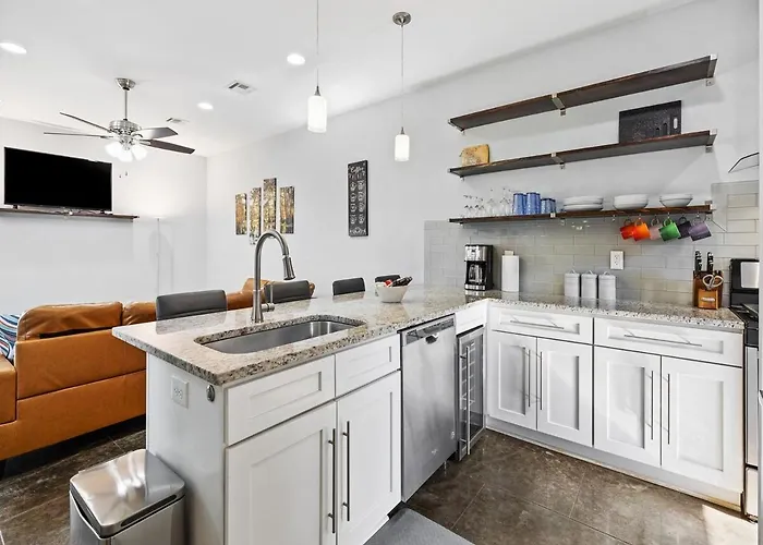 Cozy 3 Bedroom Townhome, Located With A Garage