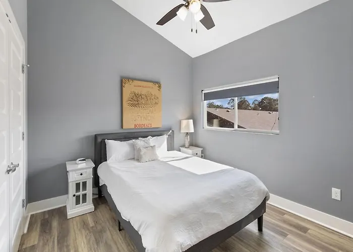Apartment Cozy 3 Bedroom Townhome, Located With A Garage