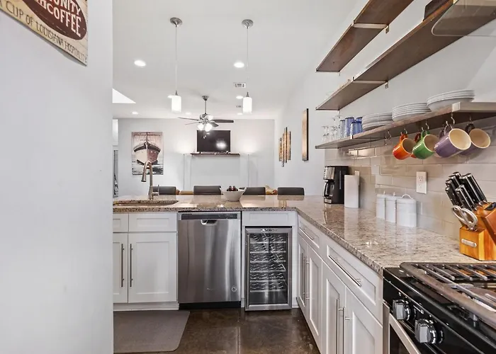 Cozy 3 Bedroom Townhome, Located With A Garage *